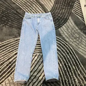 Säljer ett par ljusblå jeans i klassisk stil. De har en normal passform och är perfekta för vardagsbruk. Jeansen har fyra fickor och en knappgylf. Perfekta för både vår och vinter passar också folk från 13-14 åldern. Finns också såna par i min profil fast svarta!