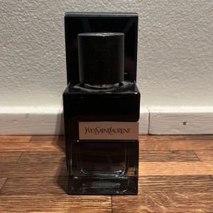 YSL Y EDP 60ml (Endast testad) - Denna parfym har en underbar doft med top noter av äpple och bergamont med bas noter av cedar och tonka böna.