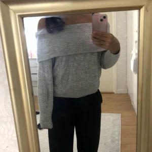 Grå offshoulder tröja - Stickad offshoulder tröja. Finns ingen storlekslapp kvar men sitter som S/Xs. Relativt använd men inget slitage.