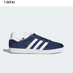 Helt oanvända blå Adidas Gazelle i sin originalförpackning. Stl 40.2/3