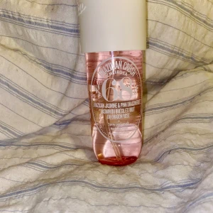 Sol de Janeiro parfym/mist - Säljer nu denna nyöppnade Sol de Janeiro, då doften ej passade mig. Har endast öppnat och testat den, så den är helt ny. Doften är nr 68 ”Brazilian Crush Cheirosa”, är jasmin och rosa drakfrukt.