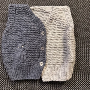 Stickad baby väst - Säljer väst som jag stickat själv! Tar även emot beställningar på samma väst, i samma färger eller andra färger, material och storlekar. (Tar även emot beställning på annat)