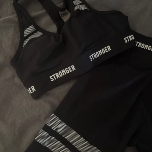 Stronger träningset - oanvänd träningstopp och träningsbyxor från stronger🩷 Inga skador eller fläckar. Priset går att diskutera, ny pris topp 500kr, ny pris byxor 1000kr