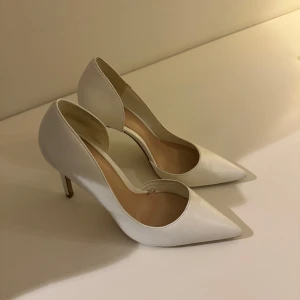 Sjukt snygga vita klackar  - Vita klackar från Mango, modell AUDREYB Endast använda en gång på studentbal, hade de hela kvällen så jättebekväma att gå i! Säljer då de inte kommer till användning, nypris 529kr