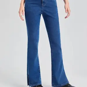 Snygga blå bootcut jeans i nyskick för ca 12-14år beroende på hur stor du är. Stl 146 i byxan.  Längd 99cm. Midja 67cm. Höft 88cm. Högmidjade. Slits vid benen. Hämtas på Hägerstensåsen eller ök 💙