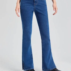 Blå bootcut jeans m slits - Snygga blå bootcut jeans i nyskick för ca 12-14år beroende på hur stor du är. Stl 146 i byxan.  Längd 99cm. Midja 67cm. Höft 88cm. Högmidjade. Slits vid benen. Hämtas på Hägerstensåsen eller ök 💙