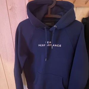 Peak performance tröja - Väldigt bra skick och inga defekter, använt väldigt lite, storlek S