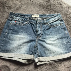 Jeanshorts - Fina jeansshorts från Hampton republic, dom har inte lyckats komma till användning så väljer att sälja dom nu, skriv för mått🩵