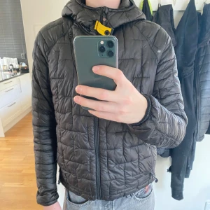 Parajumper - Säljer nu denna parajumper Evo quilt jackan då jag tröttnat. Köpt för ca 5000kr. Jackan är i fint skick. Står storlek xs men passar mig perfekt som är 181. Vid frågor är det bara att höra av er.