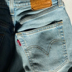 Levi's ljusblå jeans - Säljer ett par snygga ljusblå Levi's jeans i storlek 26. De är högmidjade och har en klassisk straight passform 💓