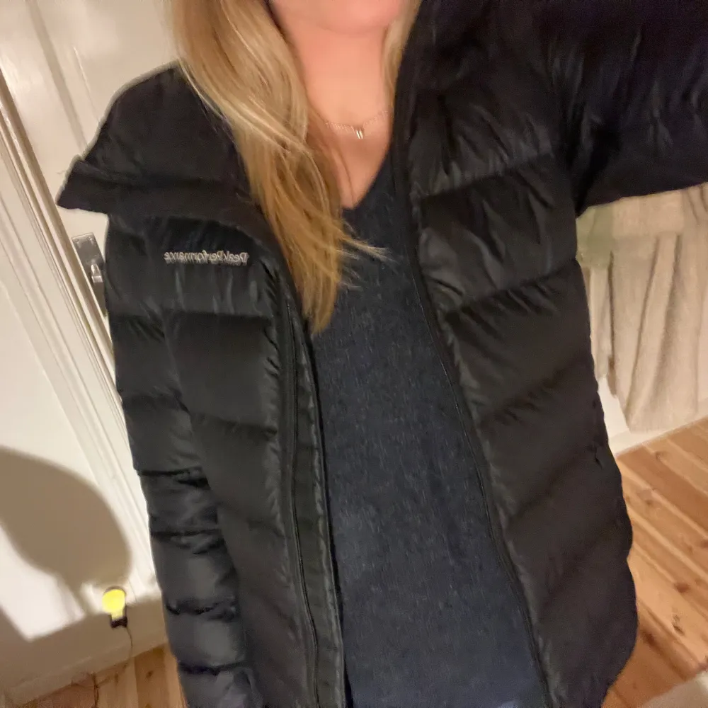 Svart peak performance jacka Xs. ordinarie pris ca 3000 kr, fint skick. skön och smidig . Takit.