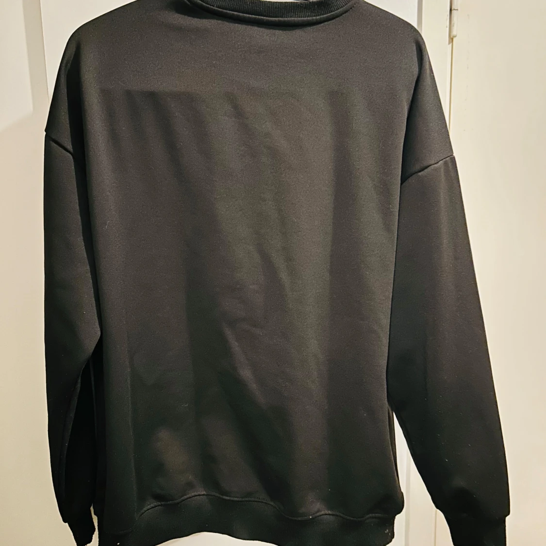 Svart tröja med text - 90