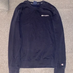 Marinblå långärmad tröja från Champion - Säljer en marinblå långärmad tröja från Champion i storlek medium. Den är superbekväm och perfekt för både vardag och träning. Passar perfekt till höst och vinter!  Kom gärna med ett prisförslag!