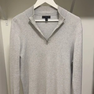 Grå Halv zip - Tjena! Säljer nu min Gråa halv zip tröja. Den har skönt material och är perfekt för vardagen. Bra skick och inte så använd. Inga skador eller fläckar.