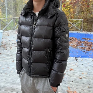 Moncler maya  - Sjukt snygg moncler maya i storlek 2. Vilket motsvarar S/M. Skicket är super utöver två små defekter, samt cartoon är borta. Nypris idag är ca 18 000kr.