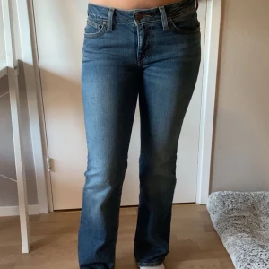 Levis jeans storlek 25 - Säljer mina Levis jeans då dom är förstora på mig,hon som har på sig dom är 167 och köpte dom för runt 1000 men pris kan diskuteras. andvända 5 gånger💞