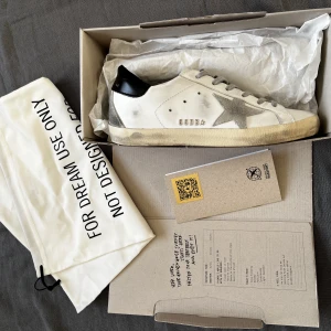 Golden goose skor  - Säljer dessa ursnygga Golden goose skor, helt nya använda 1 gång 🌟 box mm ingår såklart !!! Något ni undrar skriv bara ! Nypris : 6000kr