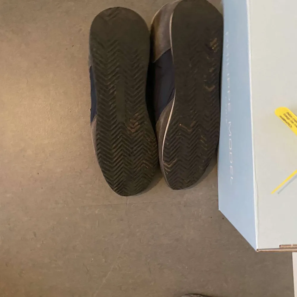 Säljer dessa snygga Philippe model trainers i storlek 45.Box och vita skosnören medföljer. Nypris runt 3000kr. Skick 7/10. Pris kan diskuteras. Bara höra av dig om du har några funderingar. Äkthetsbevis finns. Skor.