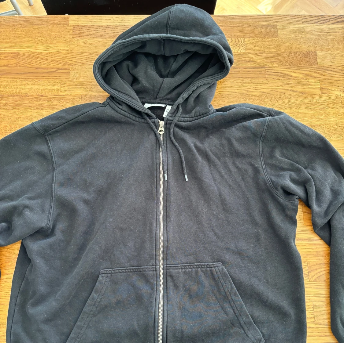 Svart zip hoodie