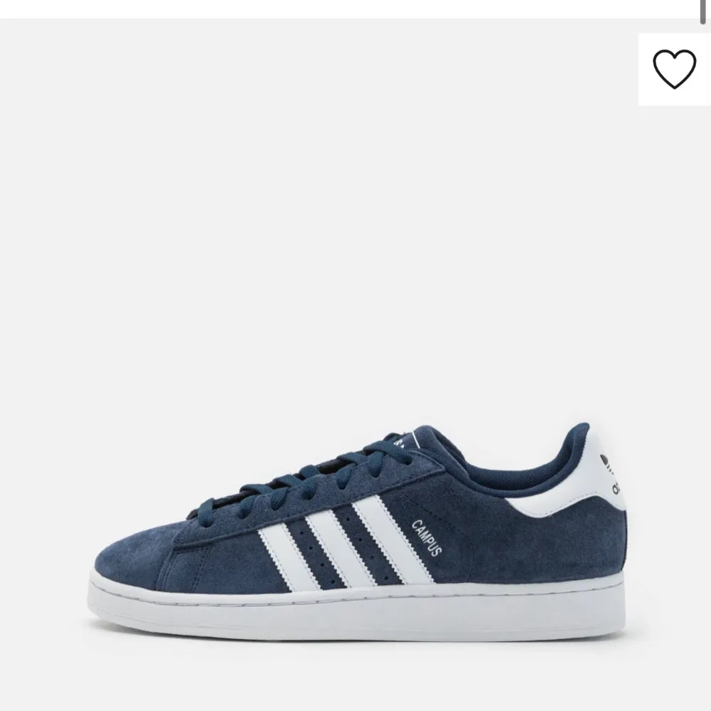 Snygga, nästan oanvända adidas campus i en mörkblå färg! Så fina men kommer inte riktigt till användning så därför säljer jag 💕 Nypris cirka 1200kr. . Skor.