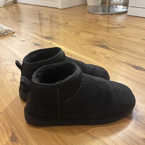 Vinter skor - Carin Wester Vinter skor. Använd en halv vinter storlek 39/40 Uggs liknande. Original pris 599kr men säljer min för 300kr. pruta går alltid 