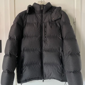 Ralph Lauren Jacka - En Ralph Lauren jacka perfekt till vintern. Jackan är knappt använd utan några defekter. Hör gärna av dig vid frågor!