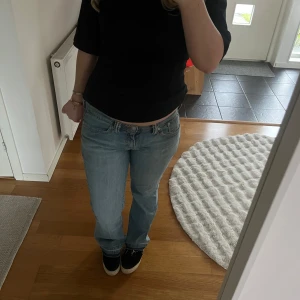 Levis jeans - Säljer dessa snygga jeans från levis, dom är i bra skick. Skriv vid fler frågor eller bilder. 