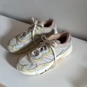 Super snygga sneakers från Adidas som inte kommer till användning längre. Det är en Pride kollektion så går inte att köpa längre. Storlek 40 2/3.