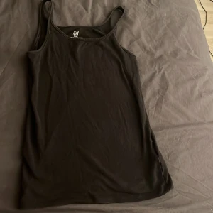 Svart linne  - Säljer pågrund av att linnet inte passar mig längre 💓 har använt några gånger 