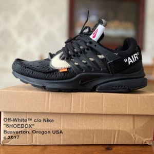 Off-White x Nike Air Presto "The Ten" Svart EU 47,5 - Off-White x Nike Air Presto ”The Ten” i svart. Skorna är i gott skick och kommer med originalbox, extra orange snören och taggar.