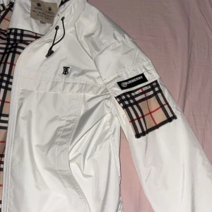 Burberry windbreaker  - Nästan oanvänd, inga fel utan ett liten hål under en ficka.  Det finns en innerficka och NFC scannern fungerar, kvaliten är topp och den är relativt varm.