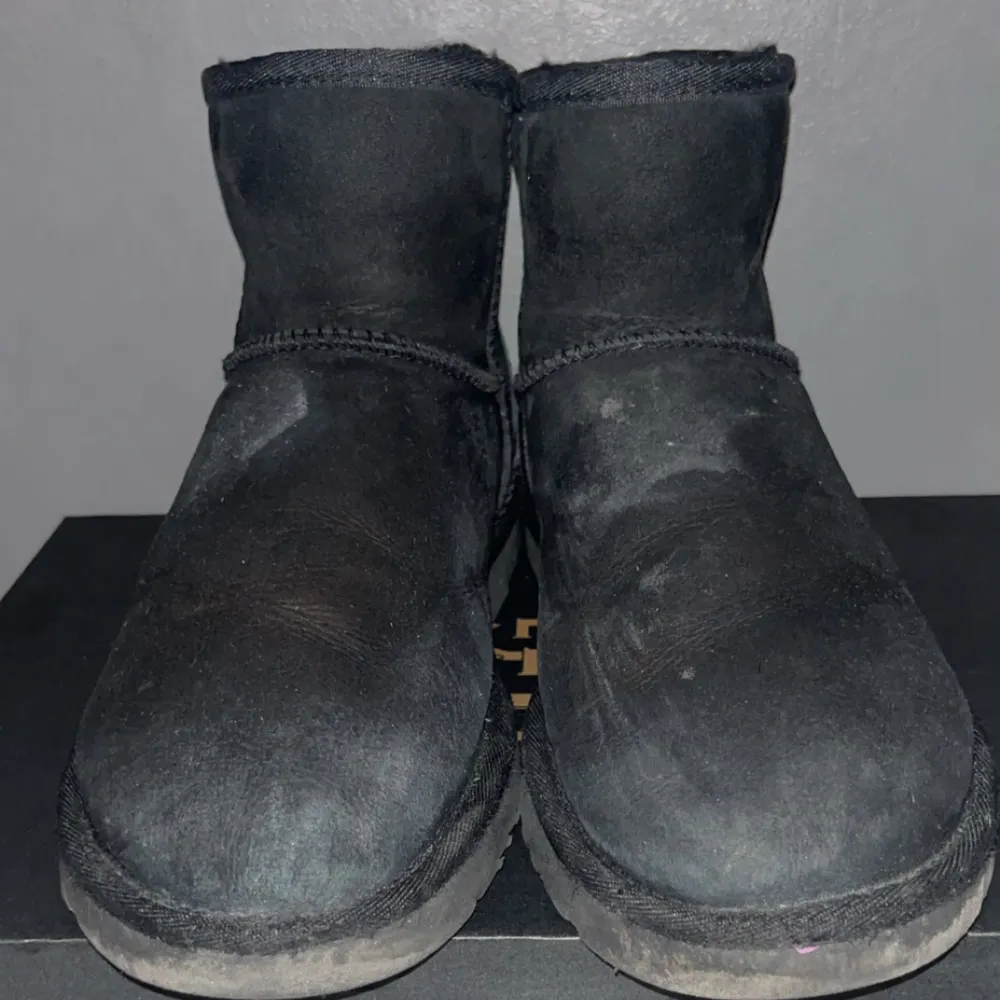 Uggs - 42 - Använt skick men väldigt mycket kvar att ge - Nypris: 2300kr - Mitt pris: 699kr - Hör av er vid frågor💫. Skor.