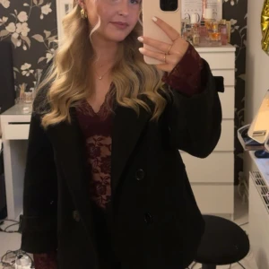 Design by si kappa - Lite nopprig och på sista bilden ser ni att det är ett hål vid armen inne i jackan men det är inget som märks av när jackan är på eller påverkar på något sätt. Kommer såklart rolla jackan och ta bort hår och allt innan jag postar🩷