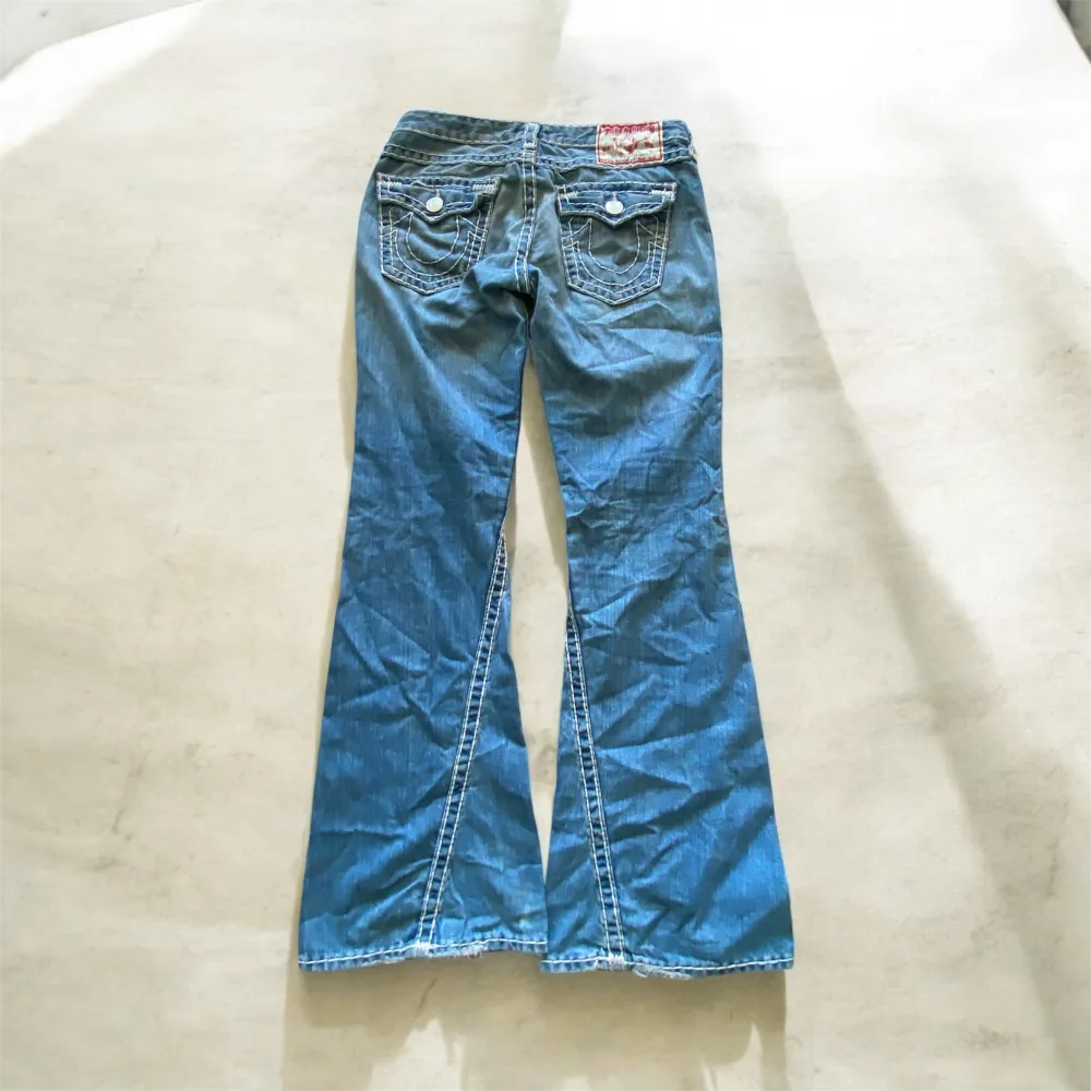 Sjukt feta tryne religion jeans . Inga defekter dm för mått eller andra frågor . Jeans & Byxor.