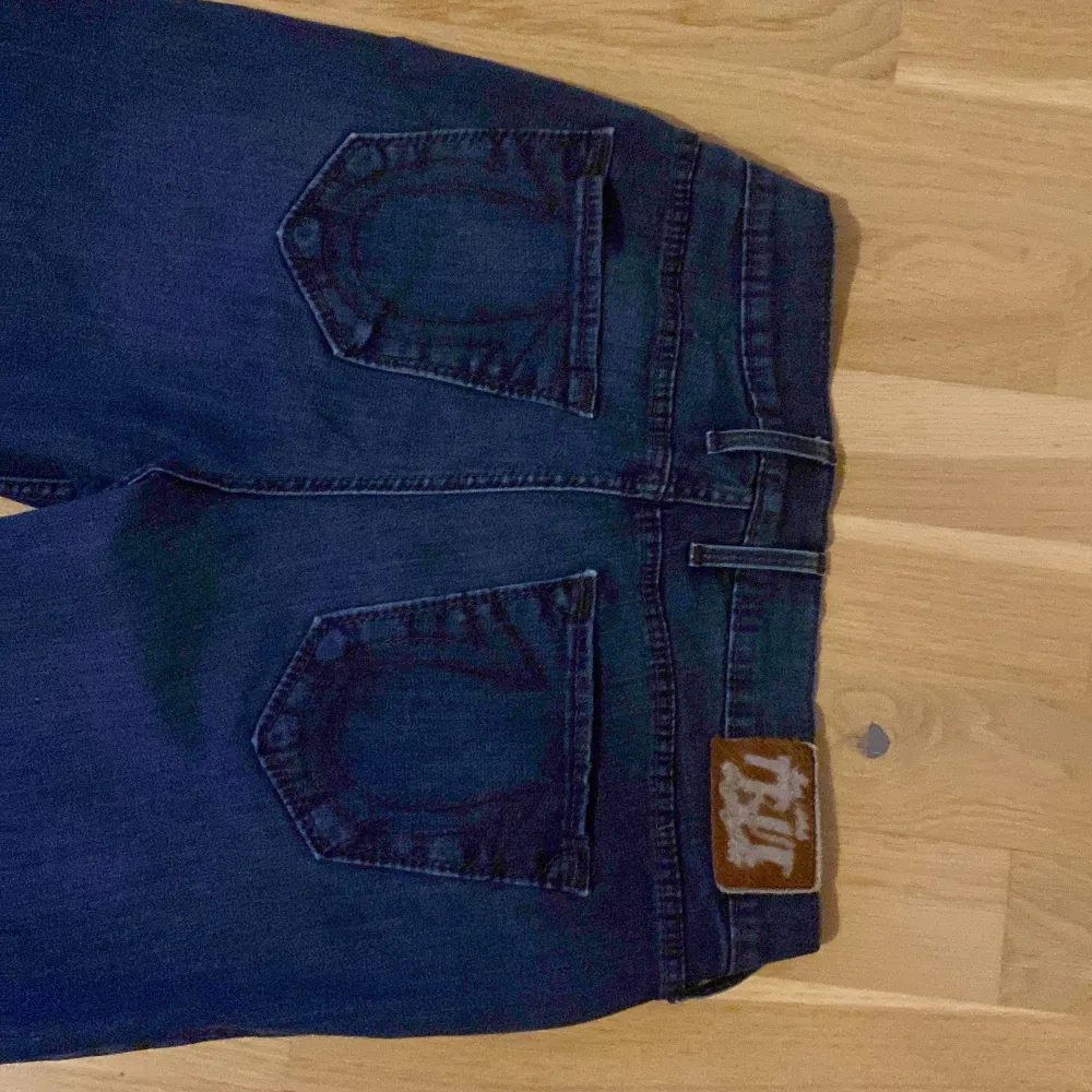 Säljer dessa true religion jeans eftersom de är för stora för mig! De är bootcut/flare 🤔 Säljer också för ganska billigt för att jag vill ha dem sålda, kontakta för mer information, bilder eller mått! Fickorna där fram öppnar tyvärr inte! . Jeans & Byxor.