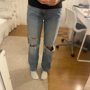 Mörkblåa jeans - Mörkblåa jeans med hål i. Från Gina tricot i storlek 34. Jag är 169cm lång 