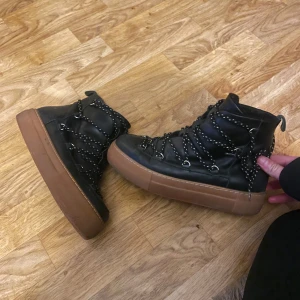 Inuikii likande  - Säljer dessa Inuikii likande skor i storlek 38 men passar även 39. Säljs då de tyvvär inte kommer till användning längre. Vid eventuella frågor eller funderingar kom privat. Dem är från other&stories🩷