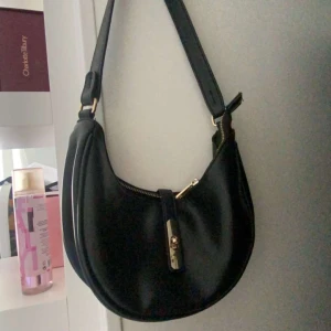 Svart halfmoon bag - Svart axelväska från Gina tricoti mycket bra skick, ordinarie pris 359kr🥰