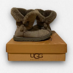 Ugg | Bailey Button - Jättefina uggs med pälsdetaljer, knappt några tecken på användning. Storlek 37 men passar även 38. Skriv om ni har frågor! (OBS box ingår ej)