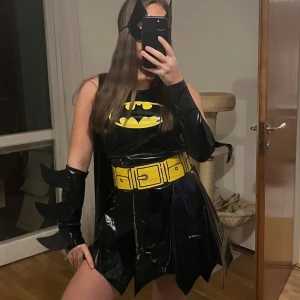 Halloween kostym  - Säljer min halloween kostym från förra året som är inspirerad av Batman fast för tjejer i storlek S!