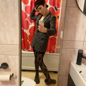 Tommy Hilfiger jacka - Prickig jacka från Tommy hilfiger, jackan är helt oanvänd, nypris 1500kr, köpare står för frakt💕