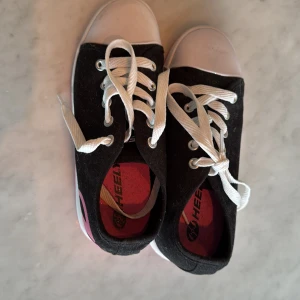 Rullskor stl 34 - Oanvända men lite dammiga rullskor för barn. 