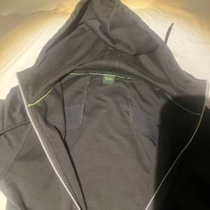 Hugo boss kofta  - Säljer den pga den är för liten den är i perfekt skick lite solbränd bara.