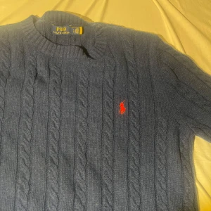 Polo tröja  - Säljer denna polotröja då den är för stor för mig. Den är i nyskick utan några som helst defekter e. Kvaliteten är utmärkt och tröjan är knappt använd.  Passar även L  Pris kan diskuteras 