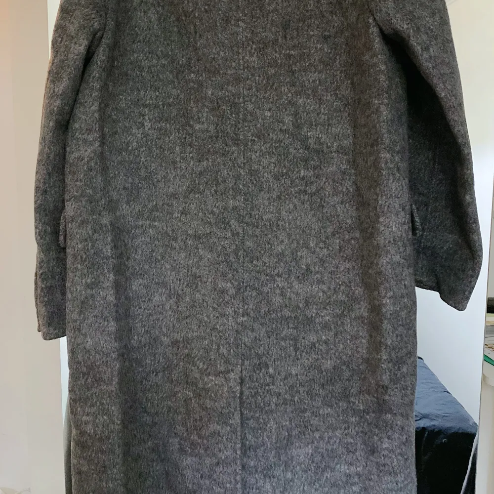 Woollen coat for winter with long woollen hair to keep warm.Nice and thick fabric. Size M  Length from should to end : 110cm I’m about 158/159cm so reaches my ankle 100%new with pockets sewed without tag.. Jackor.