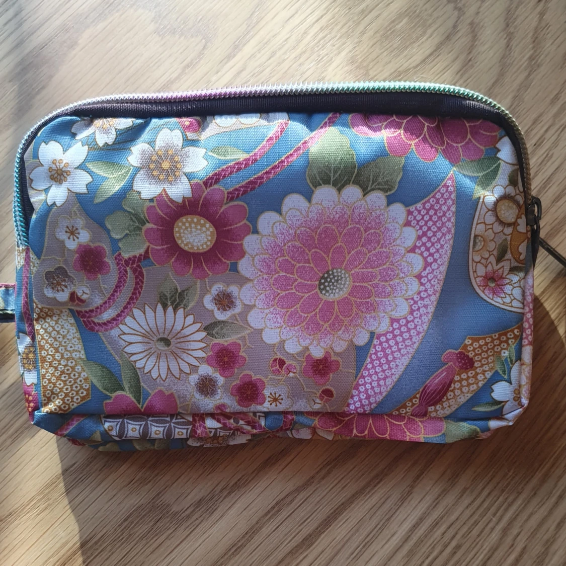 Snygg mönstrad necessär med 3 fack - 95