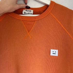 Acne studios tröja  - Små små hål på vänster arm som går att sys igen eller lappas över lätt. I överlag fint skick! 