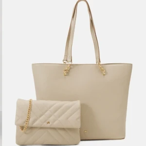 Anna field handbag - Säljer dessa två populära anna field väskorna för 200 kr i mycket bra skick. Ordinarie priset: 408 kr Perfekt för skolan!!