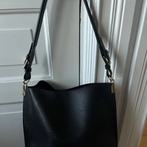 Svart väska  - Svart väska från hm passar bra som skolväska då både block och dator får plats 