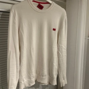 Hugo boss tröja - Mjuk hugo boss tröja som är i väldigt bra skick. Enda är att lappen innuti hänger lite löst. Inga defekter. Storlek L